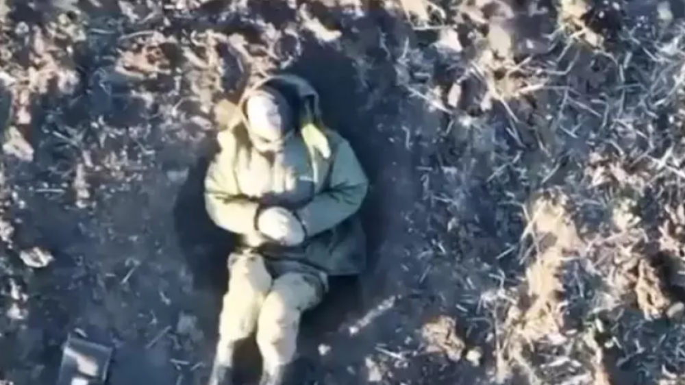 Imaginea armatei ruse? Ucrainenii au surprins din dronă un soldat rus ce îngheață de frig